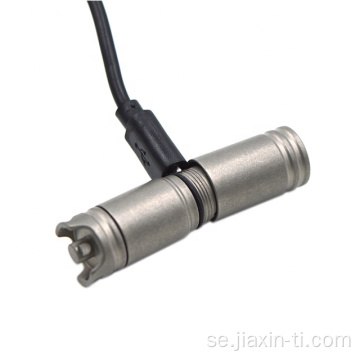 Laddningsbar USB -titan LED -ficklampa med nyckelringshål